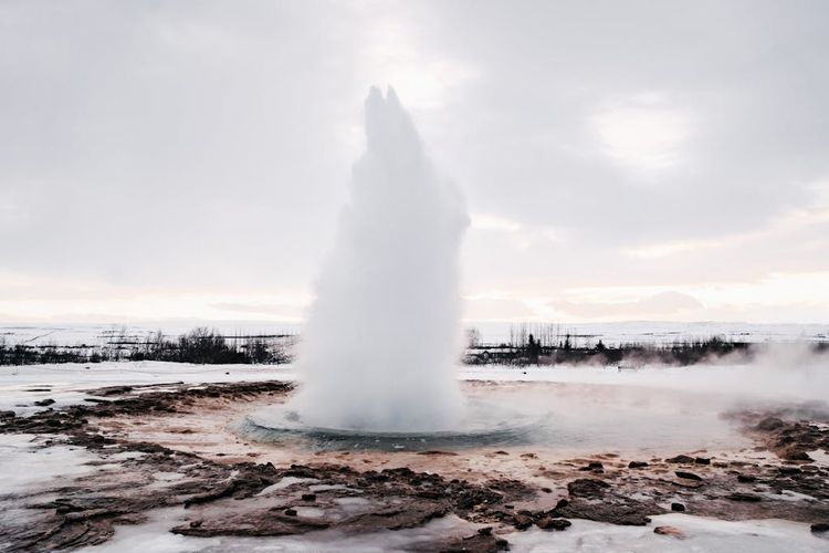 healing, negara paling damai di dunia, Islandia negara paling damai di dunia, negara paling damai, tempat wisata Islandia, tempat wisata negara paling damai di dunia, 8 Tempat Wisata di Negara Paling Damai di Dunia, Cocok Buat Healing!, Reynisfjara, Strokkur, Kirkjufell, Laguna gletser Jökulsárlón, Air terjun Dynjandi, Vatnajökull, Danau Víti, Reykjavik