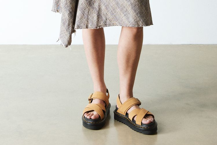 sandal untuk lebaran, sandal Dr Martens, sandal kulit, tren sandal 2025, Mengenakan Sandal Saat Lebaran: Tradisi atau Praktis?