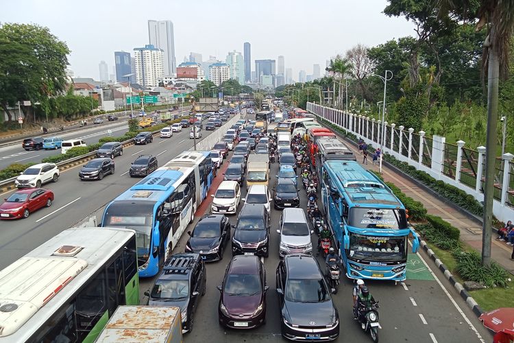 jalan tol, kendaraan prioritas, Cara Memberi Jalan Kendaraan Prioritas Saat Lalu Lintas di Tol Macet