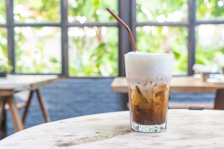 Minuman tinggi gula, Minuman penyebab dehidrasi, minuman diuretik, minuman tinggi kafein, Sering Ada di Kulkas, Waspada 6 Minuman Ini Justru Picu Dehidrasi, 1. Minuman Berkafein Seperti Kopi dan Teh, 2. Soda yang Terasa Menyegarkan Tapi Tinggi Gula dan Kafein, 3. Jus Buah dan Sayur Tertentu, 4. Minuman Energi Tinggi Gula dan Kafein, 5. Smoothie Tinggi Protein, 6. Minuman Beralkohol yang Menekan Hormon Antidiuretik