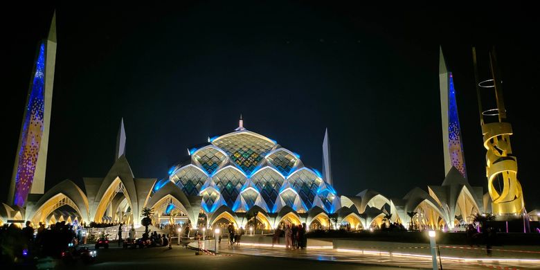 Masjid Al Jabbar, Masjid Raya Al Jabbar Rebranding Jadi Al Jabbar Istimewa, Siap Buka 24 Jam Mulai 2026, Mengapa Masjid Al Jabbar Direbranding Menjadi Al Jabbar Istimewa?, Seberapa Besar Antusiasme Masyarakat terhadap Masjid Al Jabbar?, Apa Makna di Balik Nama Al Jabbar Istimewa?, Apa Saja Program Unggulan DKM Al Jabbar Istimewa?