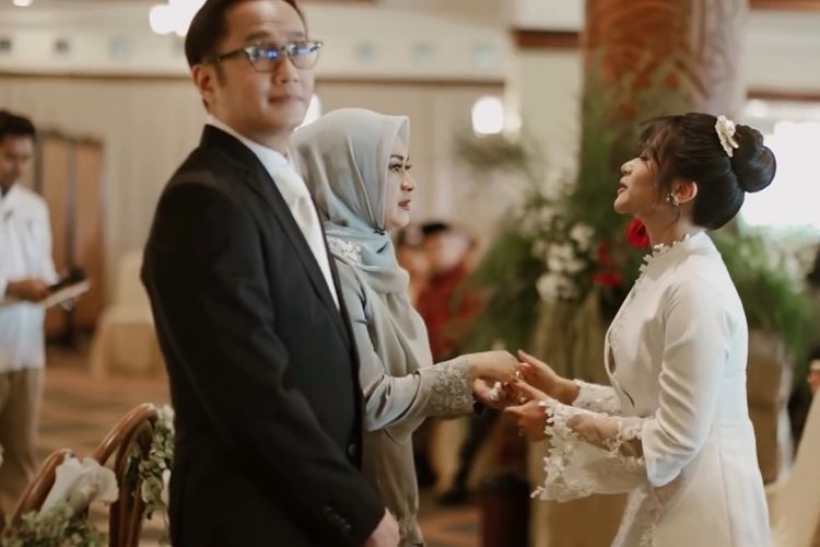 Adira Kania, Ikke Nurjanah, Aldi Bragi, anak Ikke Nurjanah dan Aldi Bragi, anak ikke nurjanah menikah, adira kania, pernikahan adira kania, putri ikke nurjanah, anak ikke nurjanah sekarang, anak ikke nurjanah dan aldi bragi, 8 Gaya Pernikahan Adira Kania, Anak Ikke Nurjanah dan Aldi Bragi, 1. Busana akad nikah bernuansa putih klasik, 2. Riasan natural yang glowing, 3. Sanggul simpel dengan aksesori emas, 4. High heels putih dengan detail bunga 3D, 5. Penampilan Adrian saat akad nikah, 6. Gaun resepsi off-shoulder, 7. Kalung statement mutiara dan emas, 8. Tuxedo krem untuk Adrian