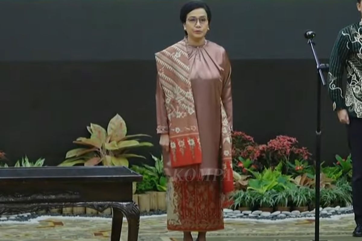 Sri Mulyani, menteri sri mulyani, menteri keuangan indonesia, sertijab kemenkeu, busana sri mulyani, Sri Mulyani Tampil Anggun dengan Tunik dan Kain Batik Saat Sertijab Menkeu