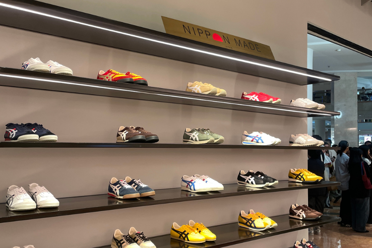 Onitsuka Tiger, Plaza Senayan, Onitsuka Tiger Rilis Sepatu dengan Aksen Batik Kawung Edisi Terbatas, Dirilis bersamaan dengan pembukaan toko, Koleksi yang terinspirasi dari budaya Indonesia, Item edisi terbatas hanya tersedia sampai akhir Juni, Hadir bersama koleksi premium buatan tangan Jepang