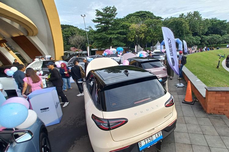 Geely, IIMS, Geely Auto Indonesia, TMII, GJAW, Mobil listrik, Geely Serahkan Langsung Ratusan Unit Geely EX2 ke Konsumen
