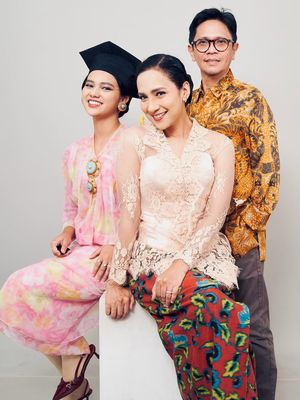 Shahnaz Haque, putri shahnaz haque, charlotte ramadhan, outfit wisuda, wisuda vintage, 6 Outfit Wisuda Putri Shahnaz Haque, Pakai Setelan Milik Sang Nenek, 1. Setelan pink warisan keluarga, 2. Motif floral, 3. Potongan klasik, 4. Aksesori, 5. Heels, 6. Makeup natural
