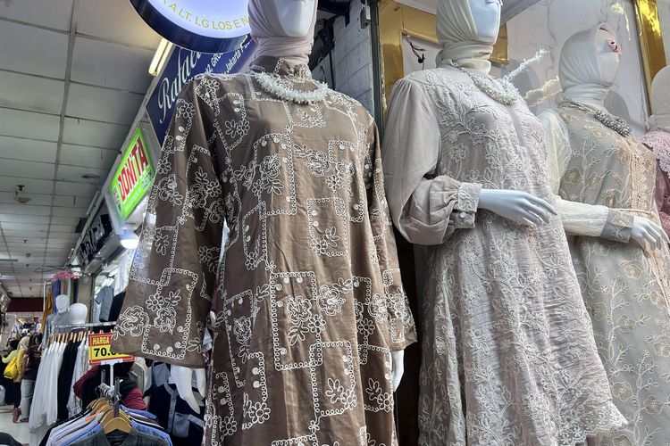10 Rekomendasi Toko Busana Muslim Murah di Tanah Abang, 1. Pop Star Starla, 2. Mileea.id, 3. Amanah Collection, 4. Kintamani, 5. Eunique Boutique, 6. Lancar Fashion, 7. Su’Nie by Niche, 8. Zhifara Muslim Wear, 9. Attin Collection, 10. Sonia Moeslim