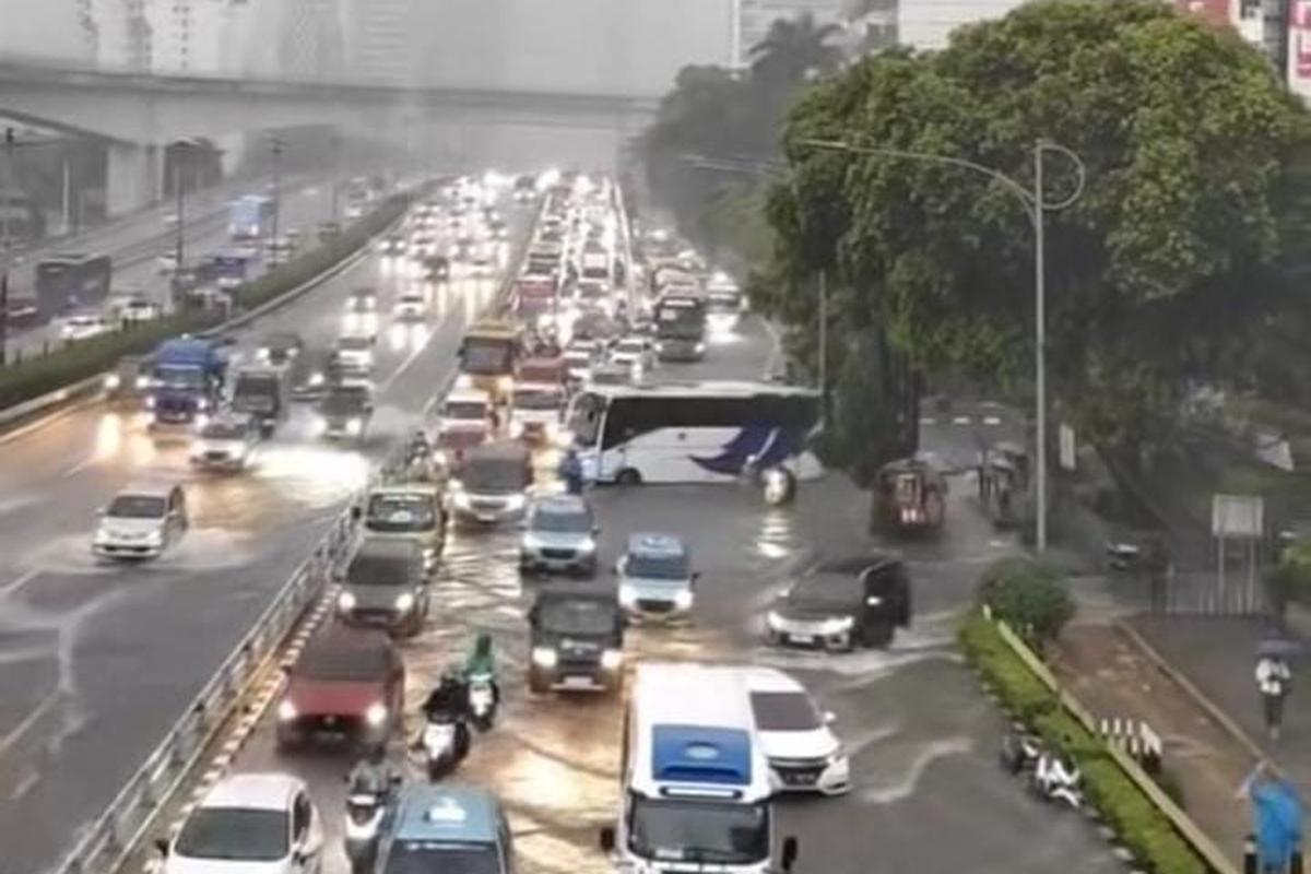 musim hujan, perawatan transmisi matik, mobil matik menerjang banjir, Perawatan Transmisi pada Mobil Matik Saat Musim Hujan
