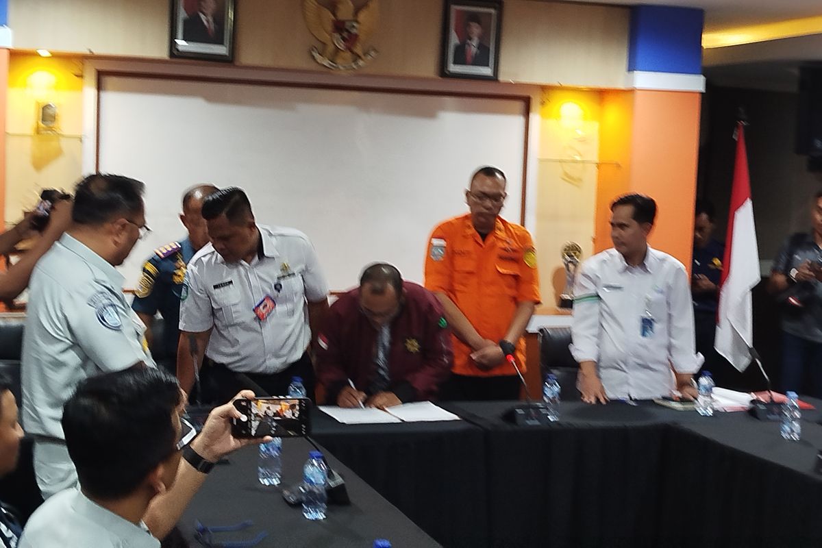 KMP Tunu Pratama Jaya, Banyuwangi, manifes kapal, Tunu Pratama Jaya tenggelam di Selat Bali, korban KMP tunu pratama, KMP Tunu Pratama Jaya di Selat Bali, manifes KMP tunu pratama, Manifes KMP tunu pratama jaya, Kekacauan Manifes KMP Tunu Pratama Jaya, PT Raputra Jaya Bungkam soal Jumlah Penumpang Sebenarnya, Pemkab Banyuwangi Desak Kepastian Jumlah Penumpang, Basarnas: Tidak Ada Pihak yang Berani Rilis Data Tertulis, ASDP: Manifes Jadi Tanggung Jawab Nakhoda, Data Manifes Versus Realita di Lapangan