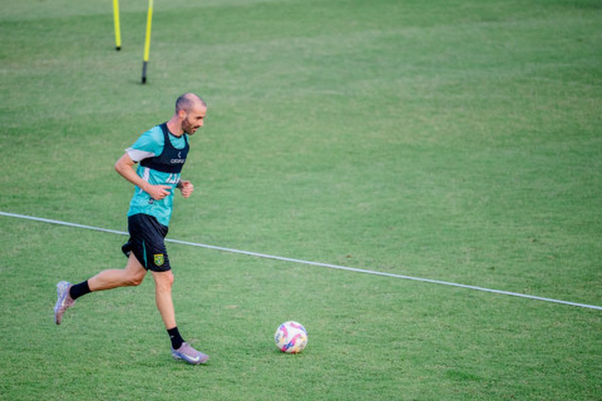 Persebaya Surabaya, Milos Raickovic, Dime Dimov, Risto Mitrevski, Dejan Tumbas, Liga 1, Persebaya, Eduardo Perez Moran, Liga 1 2025-2026, Sentuhan Balkan di Persebaya, Eduardo Perez Puas dengan Komposisi Tim