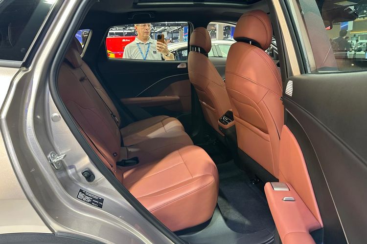 CS55 Plus HEV, SUV hybrid, Changan, BlueCore HEV, Ulik Spesifikasi Changan CS55 Plus HEV, Cocok Masuk ke Indonesia?, Desain Eksterior: Agresif dan Futuristis, Interior: Nyaman dengan Sentuhan Teknologi, Performa Mesin: Efisiensi Bertemu Tenaga, Fitur Keselamatan dan ADAS, Kesimpulan