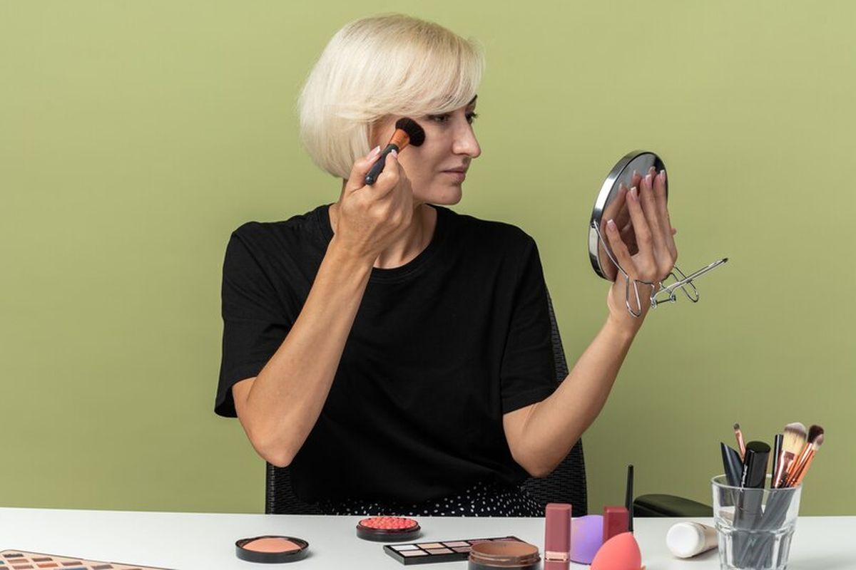 makeup, Makeup, makeup flawless, makeup untuk usia 50 an, tampil flawless dengan makeup, makeup glowing untuk perempuan usia 50-an, makeup untuk usia 50-an, 8 Tahapan Makeup Glowing untuk Perempuan Berusia 50-an, 1. Persiapkan kulit dengan skincare yang menghidrasi, 2. Primer, 3. Concealer dan foundation tipis, 4. Tingkatkan kecerahan di areal mata dan alis , 5. Buat kesan hangat dari blush dan bronzer, 6. Highlighter luminous , 7. Lipstik warna cerah , 8. Tutup dengan face mist bukan setting spray