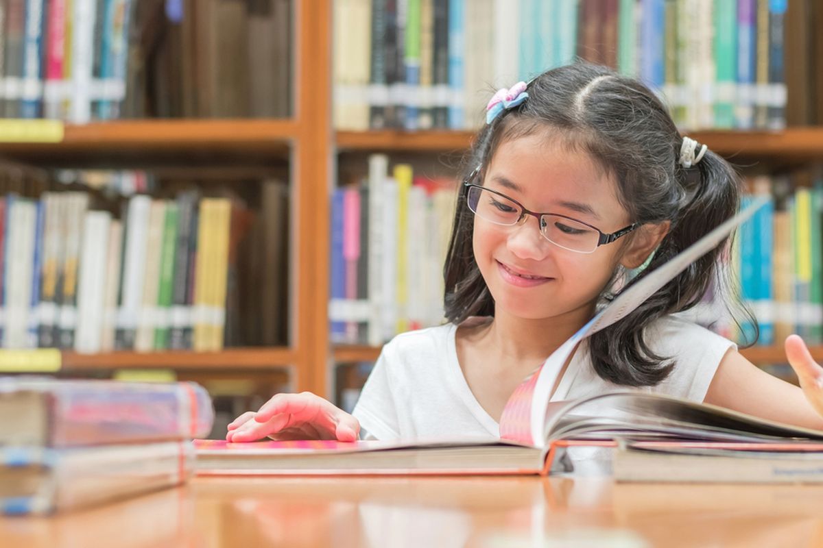 Membaca Buku, membaca buku, anak bosan membaca, mengatasi anak bosan membaca buku, cara agar anak tak bosan membaca buku, 5 Tips agar Anak Tidak Cepat Bosan Membaca Buku, Orangtua Wajib Tahu, 1. Biarkan anak memilih buku sendiri, 2. Tanamkan rasa tanggung jawab dari pilihan buku, 3. Jadikan membaca sebagai kegiatan interaktif, 4. Fokus pada proses, bukan sekadar menyelesaikan buku, 5. Pastikan suasana hati orangtua mendukung