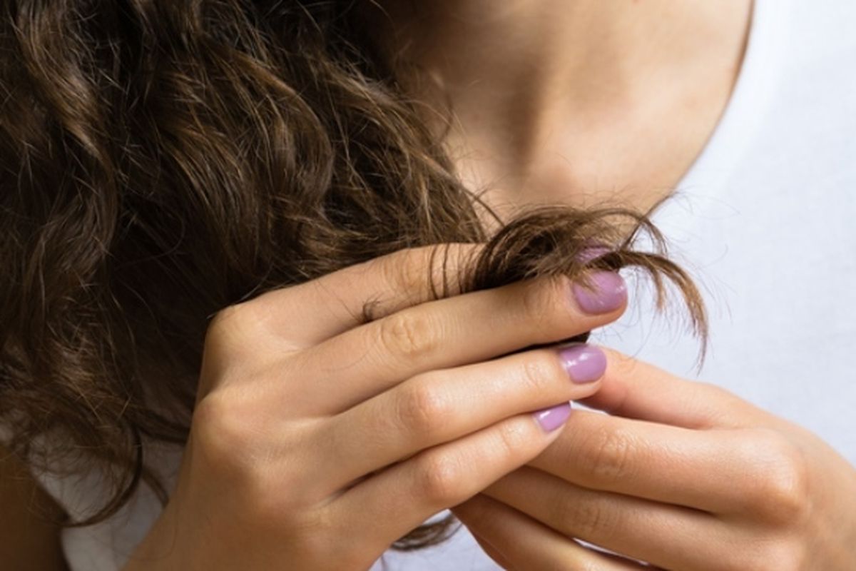 5 Cara Mengatasi Rambut Rusak akibat Proses Pewarnaan, 1. Hentikan sementara paparan bahan kimia berulang, 2. Gunakan produk perbaikan struktur rambut (bond repair), 3. Rutin menggunakan kondisioner dan masker intensif, 4. Minimalkan penggunaan alat styling panas, 5. Lakukan pemotongan ujung rambut secara berkala