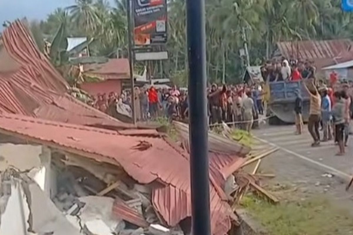 Pasangkayu, pembunuhan di pasangkayu, Pembunuhan Pegawai Koperasi, Pembunuhan Pegawai Koperasi di Pasangkayu, pembunuhan karyawati koperasi Pasangkayu, karyawati koperasi tewas, fakta pembunuhan Pasangkayu, suami nasabah bunuh karyawati koperasi, kasus utang kredit berujung maut, rumah pelaku dirusak warga Pasangkayu, 7 Fakta Pembunuhan Karyawati Koperasi di Pasangkayu, Tewas Usai Tagih Utang, 1. Hilang Setelah Tagih Kredit Nasabah, 2. Jenazah Ditemukan di Kebun Kelapa, 3. Pelaku adalah Suami Nasabah Korban, 4. Kronologi Peristiwa Malam Naas, 5. Modus Penganiayaan Brutal, 6. Motor Korban Disembunyikan 100 Meter dari TKP, 7. Rumah Pelaku Dirusak Warga