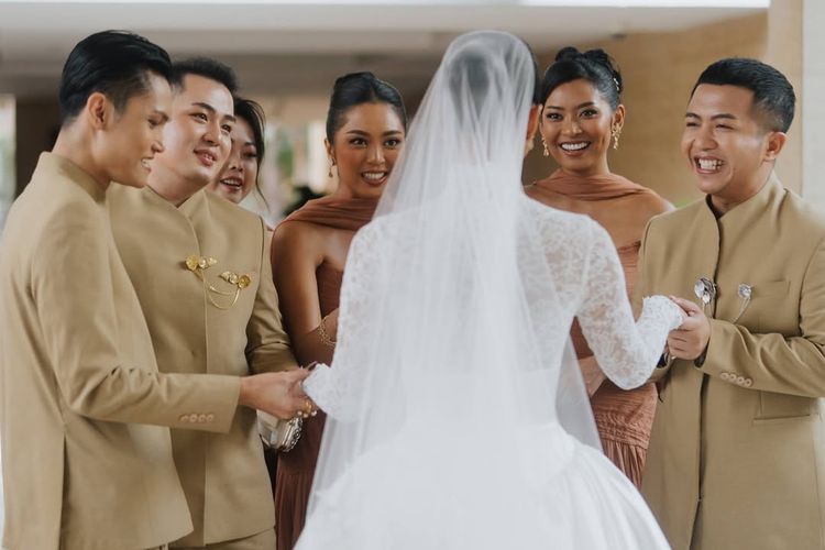 maria rahajeng, maria rahajeng menikah, maria rahajeng miss indonesia, miss indonesia 2014, style pernikahan maria rahajeng, 8 Style Pernikahan Maria Rahajeng Miss World Indonesia 2014, Elegan Nuansa Putih, 1. Gaun pernikahan, 2. Siluet berkerah tinggi, 3. Veil panjang menjuntai, 4. Bouquet mawar putih minimalis, 5. Perhiasan elegan dari Le Ciel Design, 6. Makeup, 7. Gaun resepsi, 8. Tuxedo klasik Matthias