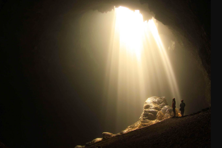 Yogyakarta, 7 Tempat Liburan di Gunungkidul Selain Pantai yang Paling Populer, 1. Goa Pindul (Bejiharjo, Karangmojo), 2. Goa Jomblang (Pacarejo, Semanu), 3. Air Terjun Sri Gethuk (Bleberan, Playen), 4. Gunung Api Purba Nglanggeran (Nglanggeran, Patuk), 5. Embung Nglanggeran (Nglanggeran, Patuk), 6. Kalisuci Cave Tubing (Pacarejo, Semanu), 7. Geosite Gunung Gentong (Ngalang, Gedangsari)