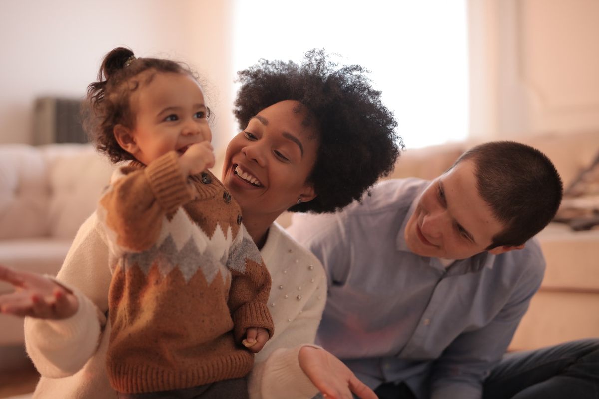 gaya asuh, gaya parenting, gaya asuh anak, pola asuh anak berbeda beda, gaya parenting anak tiak bisa disamakan, Mengapa Gaya Parenting Tak Bisa Sama untuk Setiap Anak? Ini Kata Psikolog, Setiap anak lahir dengan karakter unik, Pendekatan yang sama, hasil bisa berbeda, Fleksibilitas orangtua adalah kunci, Anak merasa dihargai dan dipahami