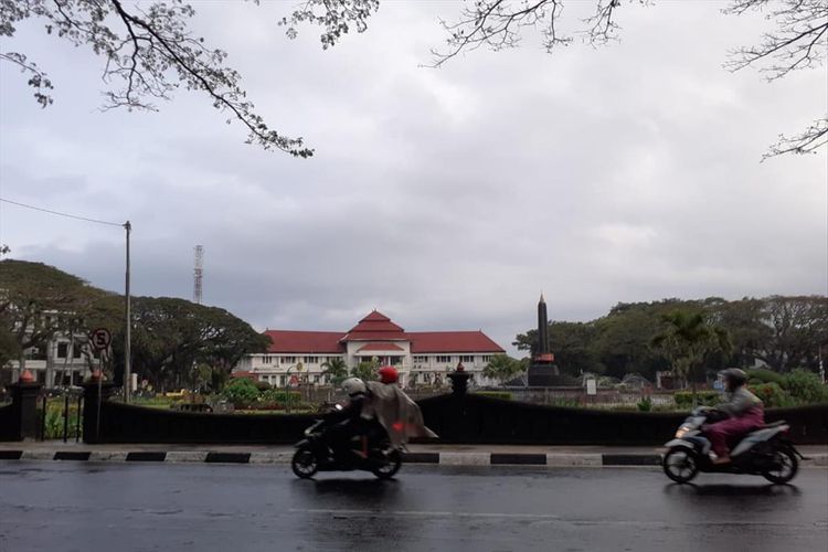 hujan, gerimis, sepeda motor, pengendara motor, Gerimis, Pengendara Motor Jangan Langsung Tancap Gas Saat Gerimis