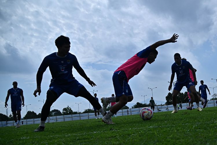 Persib, Bojan Hodak, Liga 1 2025-2026, Patricio Matricardi, Piala Presiden 2025, Persib Bandung, Berita Foto, BERITA FOTO: Potret Pemain Baru Persib di Latihan Perdana Pramusim