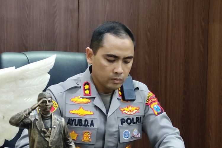Pacitan, kakek nikahi gadis muda di pacitan, kakek tarman, mahar Rp 3 miliar, Cek Rp 3 miliar palsu, Dugaan Mahar Cek Rp 3 Miliar Palsu Dilaporkan ke Polisi, Keluarga Tetap Yakin Asli, Laporan Dugaan Cek Palsu Diterima Polisi, Keluarga Yakin Mahar Asli dan Akan Dicairkan, Pernyataan Ibu Mempelai: Mahar Cek Rp 3 Miliar Benar, Polisi Pastikan Kakek Tarman Tak Kabur, Polisi Tetap Waspada dan Lakukan Pendekatan Humanis