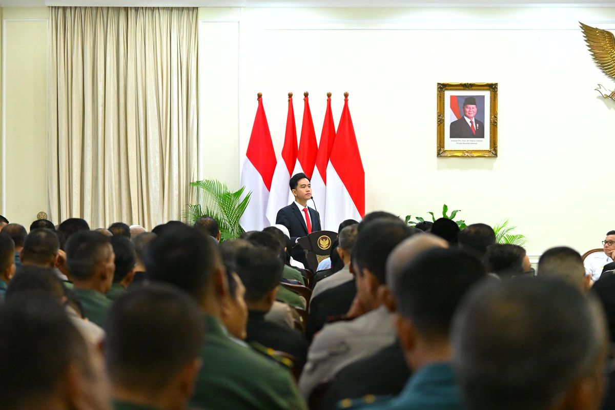 Gibran, Presiden Prabowo, Wapres, Lemhanas, gibran, Gibran Raka Bumingraka, Pidato di Depan Peserta Lemhannas, Gibran Ajak Diskusi Interaktif hingga Bahas Geopolitik dan AI, Buka Pidato dengan Ajak Diskusi, Minta Mikrofon, Ajak Peserta Sampaikan Masukan, Masukan Strategis soal Geopolitik dan AI, Respons Gibran: Sampaikan ke CEO Danantara