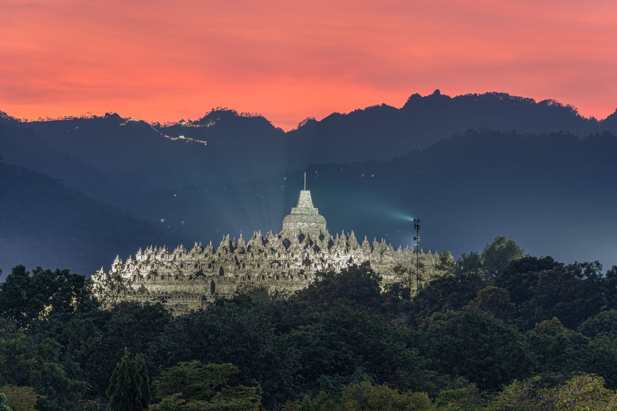 meditasi, Candi Borobudur, arung jeram, Kupat Tahu Magelang, Jelajahi Petualangan Raga dan Rasa di Balik Kemegahan Borobudur, Temukan kedamaian dengan meditasi di Borobudur, Menyapa warga desa dengan bersepeda, Memacu adrenalin di Sungai Elo, Akhiri perjalanan dengan Kupat Tahu Magelang legendaris