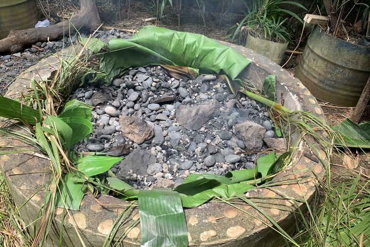 Teknik Masak Bawah Tanah ala Maori dan Papua Ternyata Mirip, Seperti Apa?, Hangi dan bubigi, Masak di dalam kolam ikan, Cara masak bubigi atau bakar batu, Cara masak hangi
