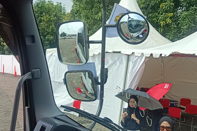 sopir truk, blind spot, Isuzu Astra Motor Indonesia, keselamatan berkendara, Mengungkap Bahaya Blind Spot Sopir Truk