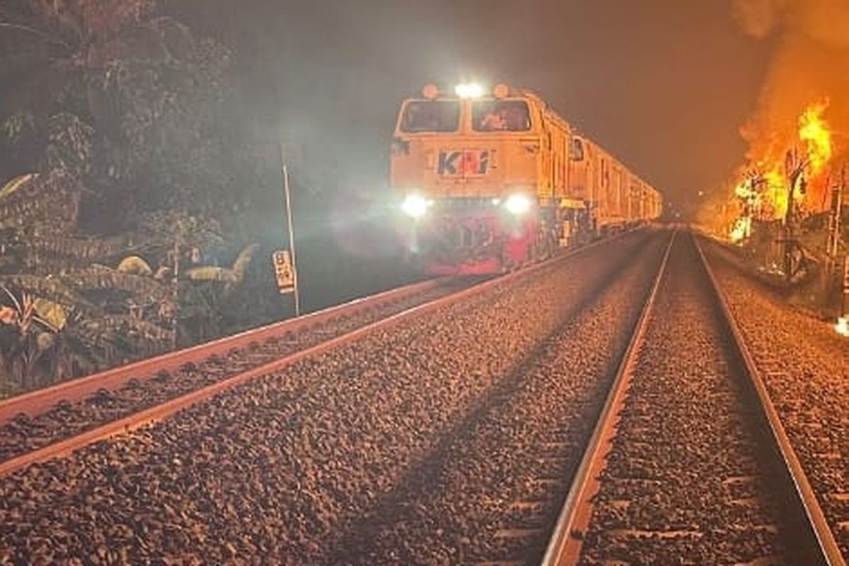 kereta, kobaran api, kereta lewati kobaran api, kereta lewat kobaran api di bekasi, kebakaran lemah abang, Penjelasan KAI soal Video Penumpang Kaget Bangun Tidur di Kereta yang Lewati Kobaran Api