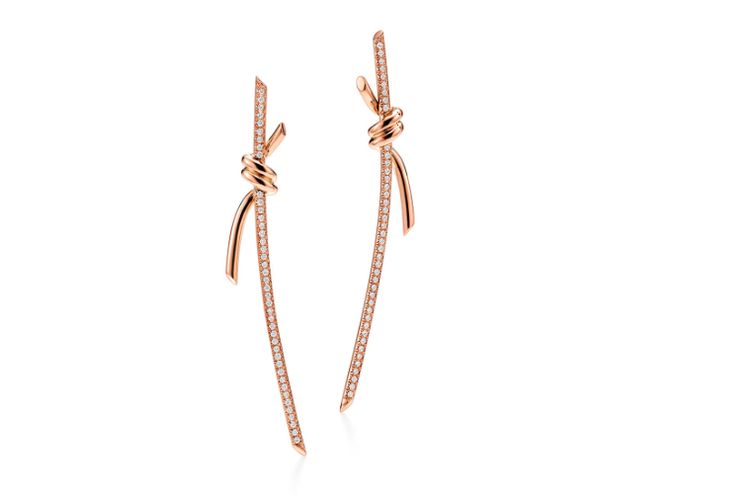 Kilau Mewah Perhiasan Alyssa Daguise saat Pengajian 7 Bulanan, Nuansa Rose Gold, 1. Pendant Rose Gold dengan Berlian, 2. Drop Earrings Rose Gold, 3. Double Row Ring Tiffany Knot, 4. T1 Narrow Diamond Hinged Bangle, 5. T1 Ring Rose Gold dengan Berlian