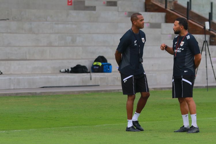 Ajax Amsterdam, Denny Landzaat, Timnas Indonesia, Liga Belanda, Sebulan Usai Dipecat Timnas Indonesia, Denny Landzaat Dipekerjakan Ajax