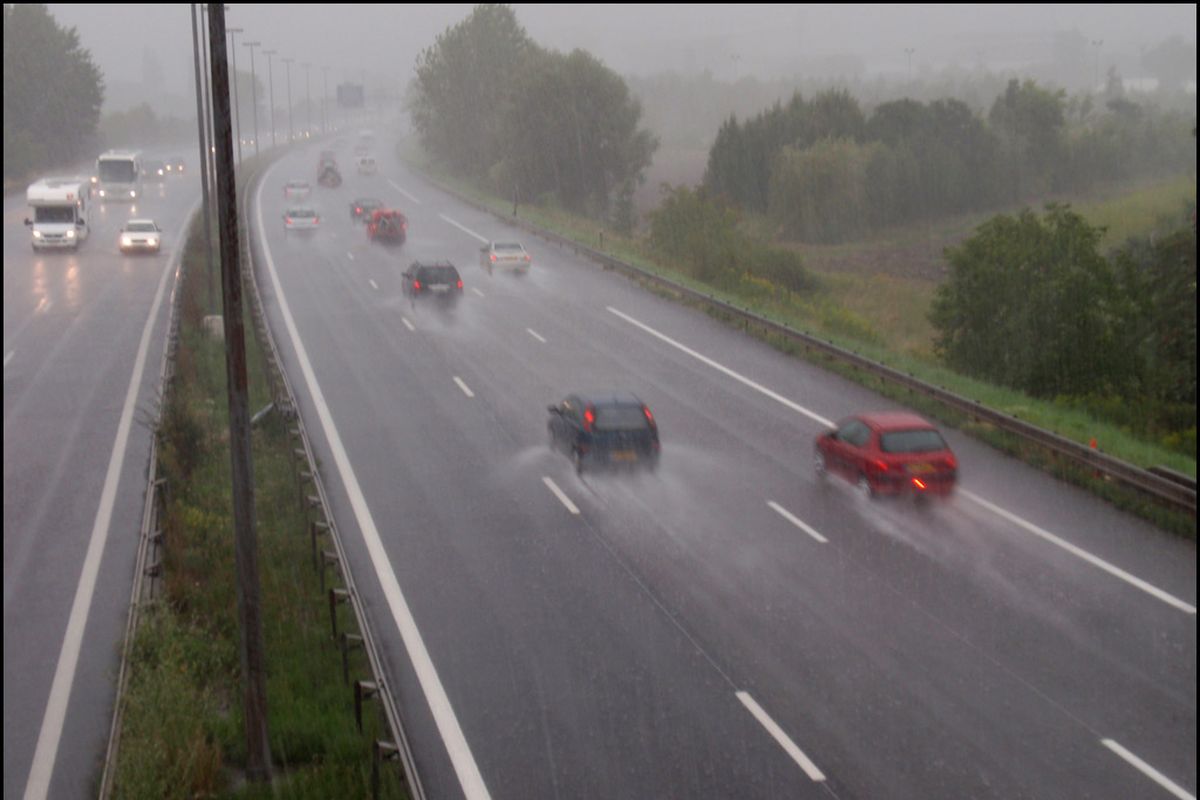 aquaplaning, Semakin Kencang Melaju, Mobil Makin Sulit Dikendalikan Saat Aquaplaning