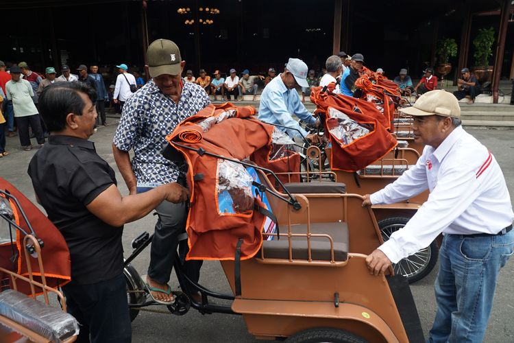 becak listrik, BERITA FOTO: Penampakan Becak Listrik Bantuan Presiden Prabowo, Produksi becak listrik, Komitmen penggunaan teknologi listrik, Pengemudi becak usia lanjut, Realisasi program becak listrik di daerah, Dampak positif keberadaan becak listrik, Meringankan beban fisik tukang becak