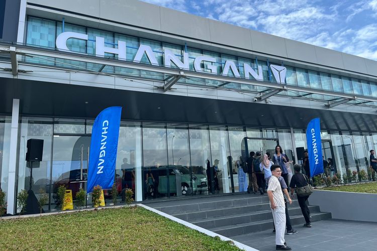Changan, Lumin, Deepal S07, Changan Serahkan Lumin dan Deepal SO7 ke Konsumen Pertama di Indonesia
