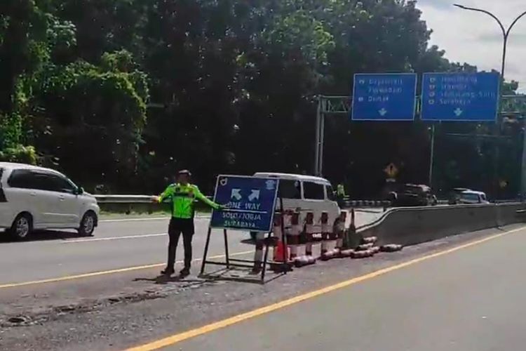 mudik, arus mudik, one way, one way lokal, Neo rheumacyl, Ramadhan 2025, mudik Lebaran 2025, neorhemacyl, One Way Lokal Diterapkan di KM 442 Jalan Tol Semarang-Solo