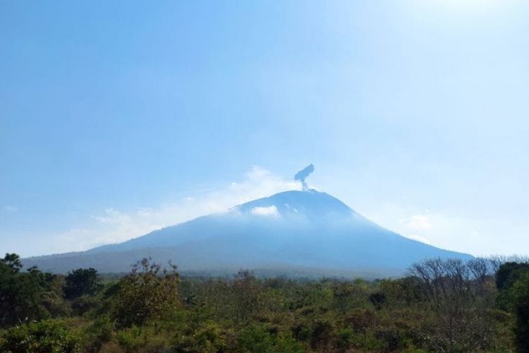vulkanik, Gunung Ile Lewotolok, Nusa Tenggara Timur, Aktivitas vulkanik Gunung Ile Lewotolok, Aktivitas Gunung Ile Lewotolok Meningkat, Puluhan Letusan Terjadi dalam 2 Hari
