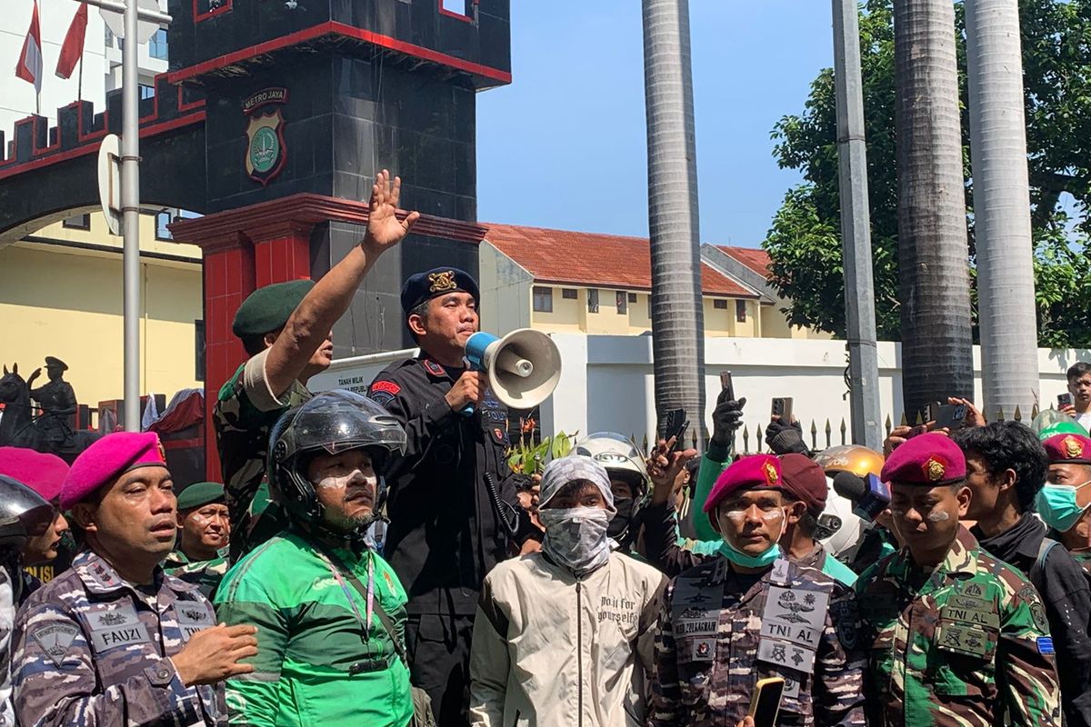 brimob, brimob lindas ojol, brimob lindas ojek online, ojol terlindas rantis brimob, ojol terlindas brimob, demo 29 agustus 2025, Brimob Minta Maaf di Depan Massa Ojol, Sebut Insiden Affan Terlindas Rantis Tak Disengaja