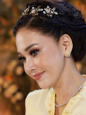 Maia Estianty, Ahmad Dhani, El Rumi, Syifa Hadju, gaya Maia Estianty, 9 Gaya Maia Estianty Saat Lamaran El Rumi–Syifa Hadju, Anggun Bernuansa Butter Yellow, 1. Warna butter yellow yang lembut, 2. Kebaya rancangan desainer lokal, 3. Detail bordir, 4. Selendang dengan draping elegan, 5. Riasan glowy, 6. Riasan mata yang lembut, 7. Tatanan rambut klasik nan rapi, 8. Aksesori rambut, 9. Cincin statement