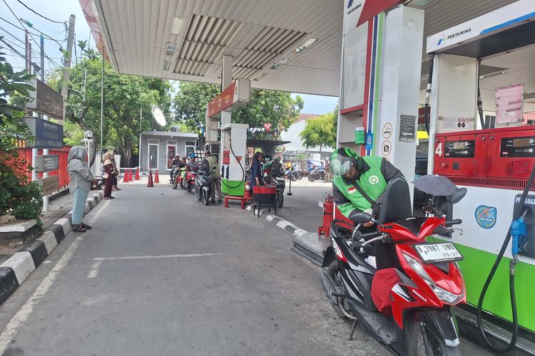 bensin, mobil, etanol, motor, Mengenal Etanol, Alkohol Super yang Dicampur ke Bensin, Apa Itu Etanol?, Cara Pencampuran Etanol ke Bensin, Menekan Emisi Karbon, Meningkatkan Oktan, Mendorong Ekonomi Lokal, Apakah Aman untuk Mobil?, Produksi dan Keberlanjutan
