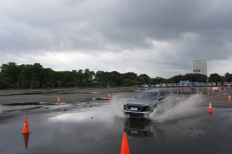 test drive, Lepas, Lepas L8, Lepas Indonesia, SUV hybrid, Coba Performa Lepas L8: Akselerasi, Handling, dan Suspensi