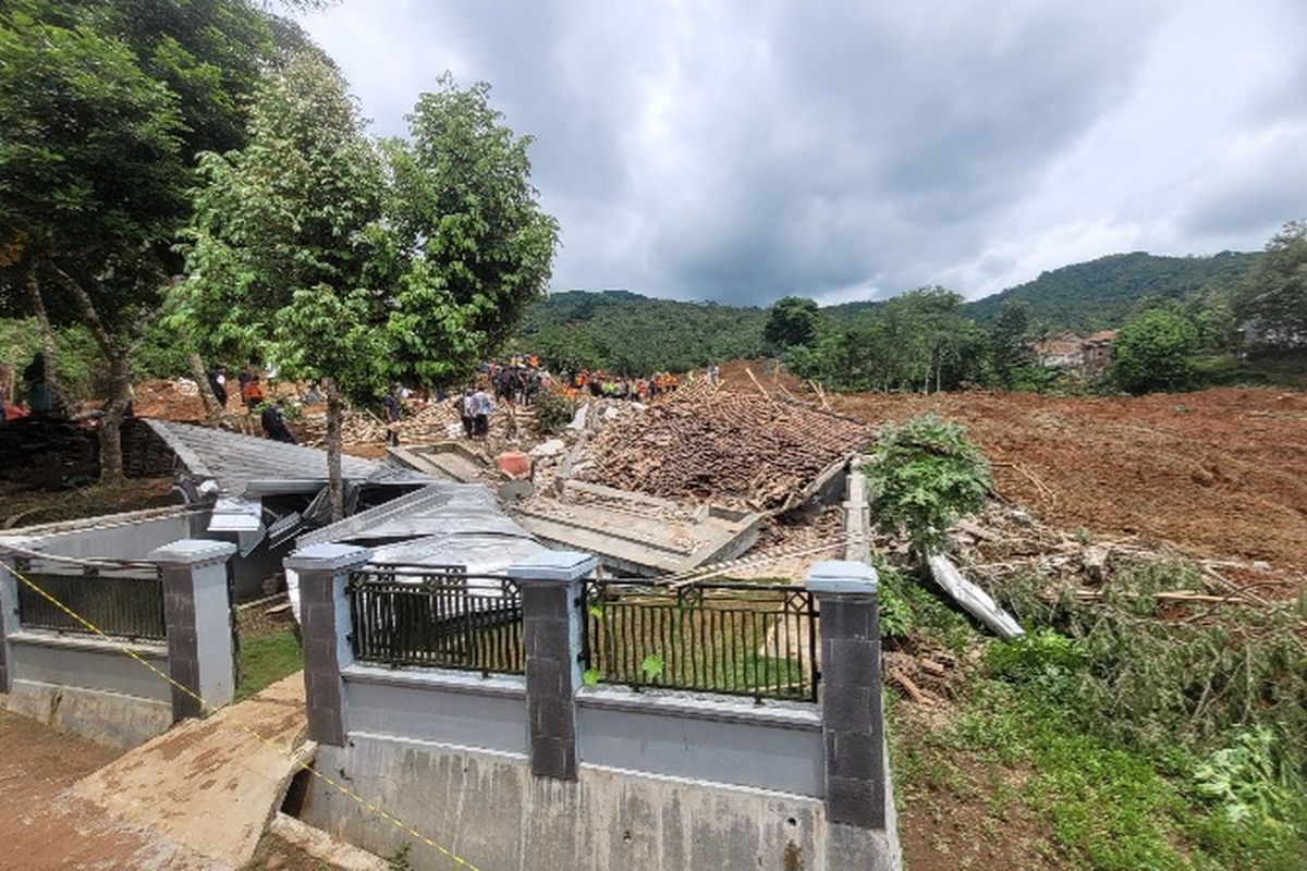Cilacap, rekahan tanah, longsor cilacap, longsor di cilacap, cilacap longsor, BNPB Temukan Rekahan Tanah Baru di Majenang Cilacap, Warga Diminta Waspada Potensi Longsor Susulan