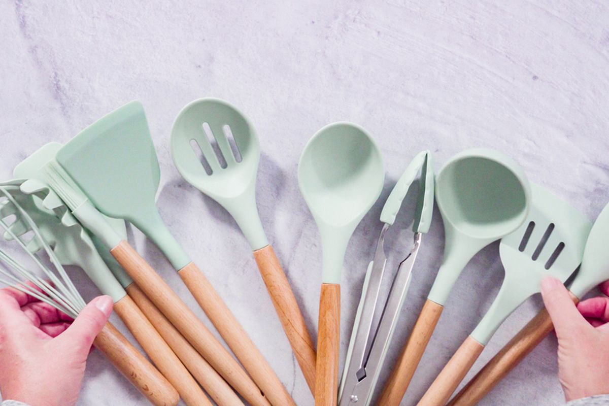 Spatula, spatula, spatula silikon, Spatula karet, Amankah Memasak dengan Spatula Silikon atau Karet? Ini Penjelasannya, Apa itu alat masak silikon?, Pendapat ahli tentang keamanan silikon, Apakah silikon bisa memengaruhi makanan?, Tips aman menggunakan spatula silikon, Kesimpulan