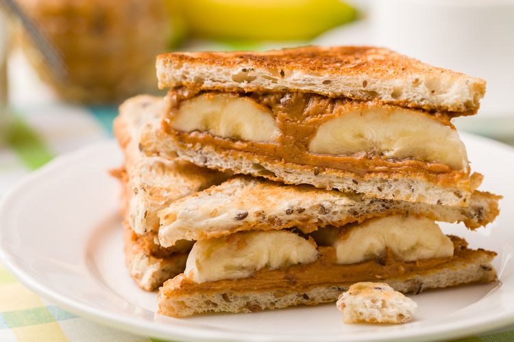 mudik Lebaran, camilan mudik, 7 Camilan Mudik yang Bantu Cegah Mabuk Perjalanan, 1. Biskuit, 2. Pisang, 3. Kacang-kacangan, 4. Sandwich, 6. Sosis, 7. Permen