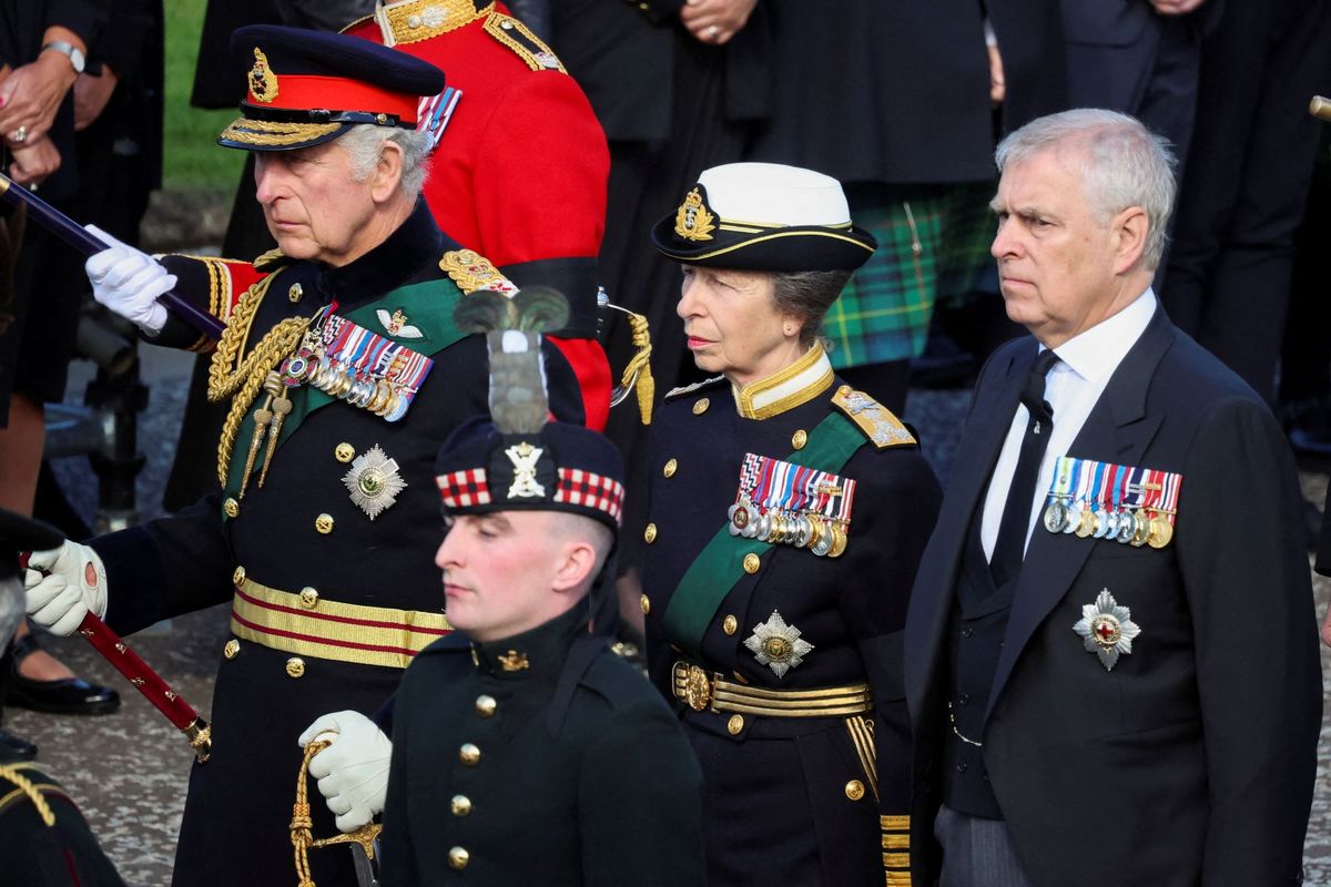 Pangeran Andrew, Jeffrey Epstein, Istana Buckingham, raja charles iii, Mengapa Raja Charles III Mencabut Semua Gelar Pangeran Andrew?, Pencabutan Gelar Pangeran Andrew dan Perintah Pindah, Tekanan Publik dan Tuduhan Terhadap Andrew, Giuffre Menuduh Pangeran Andrew, Hubungan Pangeran Andrew dengan Epstein dan Dampaknya, Gugatan Hukum dan Penyelesaian