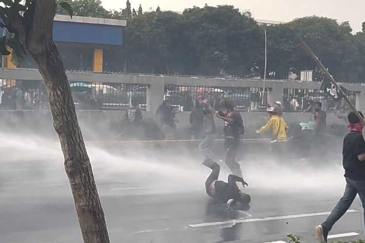 baleg, Gedung DPR, Rapat Baleg, demo 28 agustus, Rapat Baleg Berjalan Hybrid, Gedung DPR Sepi di Tengah Demo 28 Agustus, Gedung DPR Sepi, Disebut Karena Agenda Lapangan, Aksi Ricuh Warnai Demonstrasi, Kritik dari Formappi, DPR Dinilai Kian Jauh dari Rakyat