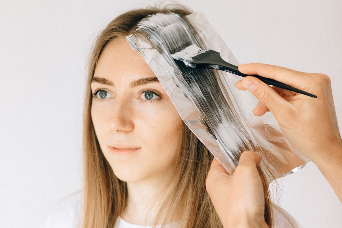 mewarnai rambut, penyebab rambut beruban, pertumbuhan uban, risiko pewarnaan rambut, tips aman mewarnai rambut, benarkah mewarnai rambut bikin uban tambah banyak, Sering Mewarnai Rambut Bikin Uban Tambah Banyak, Mitos atau Fakta?