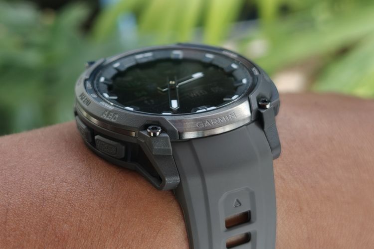Garmin, Instinct Crossover AMOLED, smartwatch, jarum jam, analog, SmartWatch, instinct crossover amoled, harga Garmin Instinct Crossover AMOLED, Kesan Awal Pakai Smartwatch Garmin Instinct Crossover AMOLED, Jam Tangguh yang Ringan, Ada jarum jam analog, Desain bodi tangguh, Punya senter, Tak terlalu besar dan nyaman dipakai