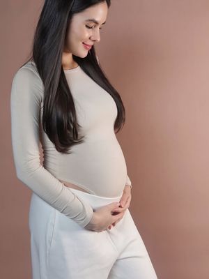 Nino Fernandez, Steffi Zamora, Maternity shoot, steffi zamora hamil, steffi zamora dan nino fernandez, Steffi Zamora Umumkan Kehamilan, Intip 6 Outfit Maternity Minimalisnya, 1. Long sleeve top krem bodycon, 2. Celana putih longgar, 3. Nuansa serba netral dengan pasangan, 4. Aksen pose playful, 5. Sentuhan monokrom dan aksesori, 6. Rambut terurai natural