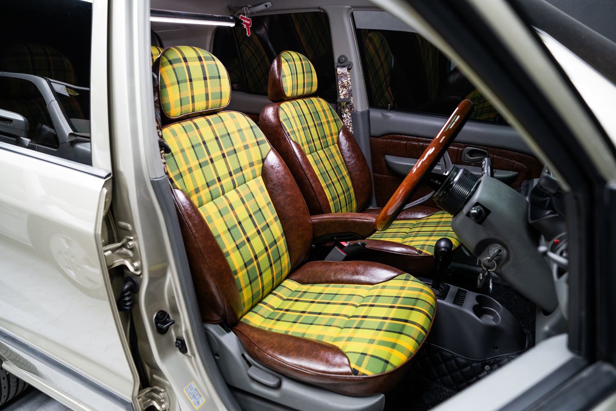 Jok fabric, modifikasi interior mobil, sentuhan tartan, bahan bus, Tampilan Vintage: Tren Jok Fabric di Dunia Otomotif 2025